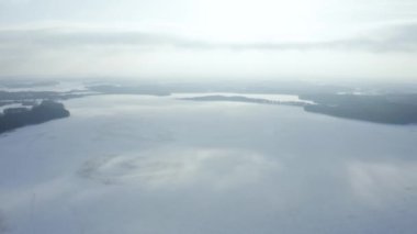 Kış manzarası, ormanın ortasında donmuş gölün panoraması. Kış harikalar diyarı.