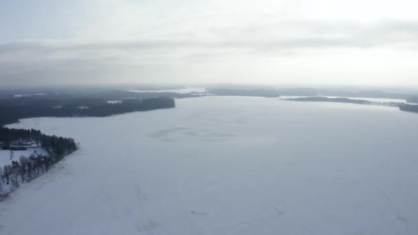冬の風景の空中ビューは 森林の真ん中に凍結湖のパノラマ 冬の不思議の国 — ストック動画