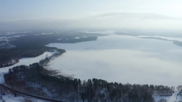Vista Aérea Del Paisaje Invernal Panorama Del Lago Congelado Medio — Vídeos de Stock