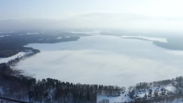 Vista Aérea Del Paisaje Invernal Panorama Del Lago Congelado Medio — Vídeos de Stock