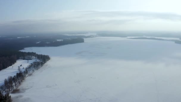 Letecký Pohled Zimní Krajinu Panorama Zamrzlé Jezero Uprostřed Lesa Zimní — Stock video