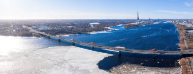 Letonya 'daki Daugava nehri üzerindeki güney köprüsünün hava görüntüsü.