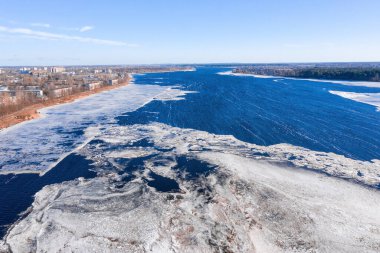 Letonya 'daki Daugava nehri üzerindeki güney köprüsünün hava görüntüsü.