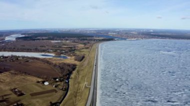 Letonya 'da Salaspils ve Riga yakınlarındaki büyük barajın hava manzarası.