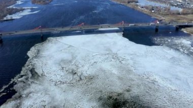 Letonya 'daki Daugava nehri üzerindeki güney köprüsünün hava görüntüsü.