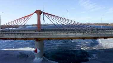 Letonya 'daki Daugava nehri üzerindeki güney köprüsünün hava görüntüsü.
