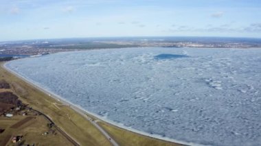 Letonya 'da Salaspils ve Riga yakınlarındaki büyük barajın hava manzarası.