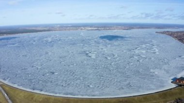 Letonya 'da Salaspils ve Riga yakınlarındaki büyük barajın hava manzarası.