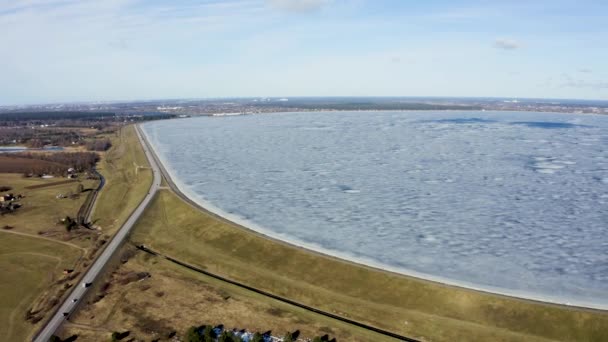 Flyg vinter utsikt över den stora dammen i Lettland nära staden Salaspils och Riga. — Stockvideo