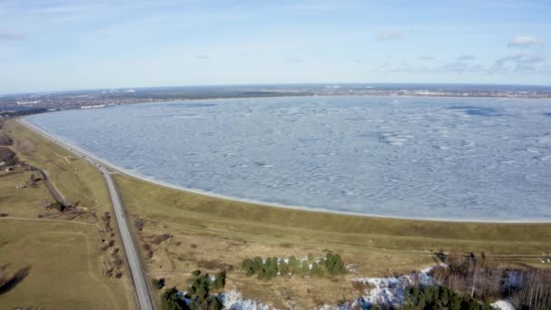 공중에서 겨울을 나면서 살라스필스와 리가 근처에 있는 라트비아의 거대 한 댐의 모습. — 비디오
