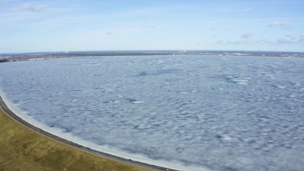 Flyg vinter utsikt över den stora dammen i Lettland nära staden Salaspils och Riga. — Stockvideo