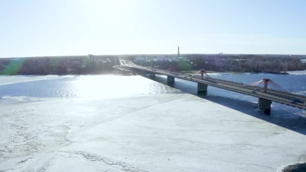 Vista aérea da ponte sul sobre o rio Daugava na Letónia — Vídeo de Stock