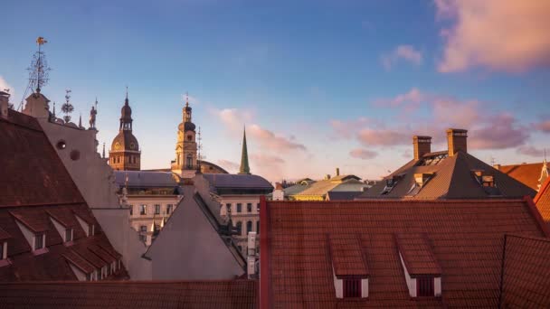 Vista aerea time lapse della città vecchia di Riga. Capitale della Lettonia. — Video Stock
