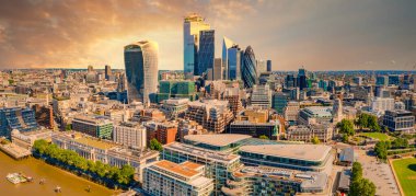 Çok sayıda gökdeleni olan güzel Londra iş bölgesi manzarası.