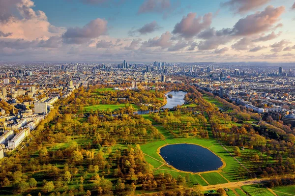 Hyde parkıyla yukarıdan güzel bir Londra manzarası 