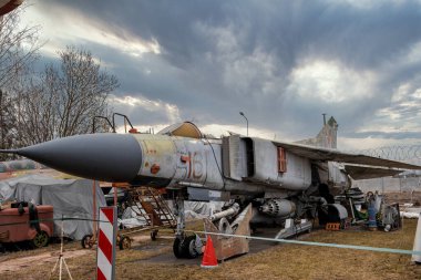 Riga, Letonya. 10 Mart 2021. Riga Havacılık Müzesi 'nde eski bir donanma uçağı sergileniyor..