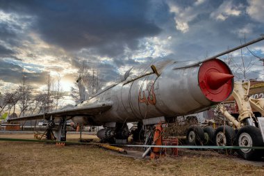 RIGA, LATVIA - 6 Şubat 2021: Riga Havacılık Müzesi 'nde sergilenen Sukhoi SU-7 tek koltuklu saldırı uçağı, Nato Kod Adı' Fitter '.