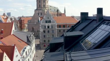Merkezinde St. Peters katedrali olan Riga 'nın güzel hava manzarası..