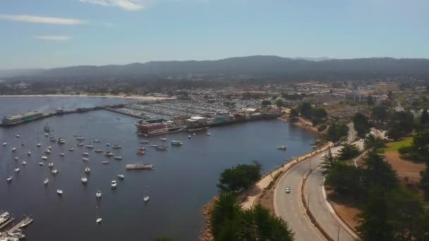Letecký pohled na akvárium Monterey Bay, Pacific Grove — Stock video