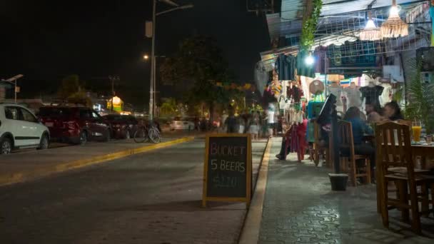 People rushing through the streets of Tulum at night — Stock Video