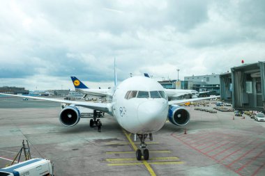 Uluslararası havaalanının zaman gösterimi