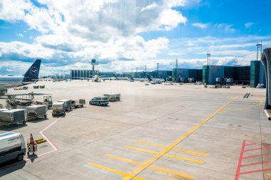 Uluslararası havaalanının zaman gösterimi