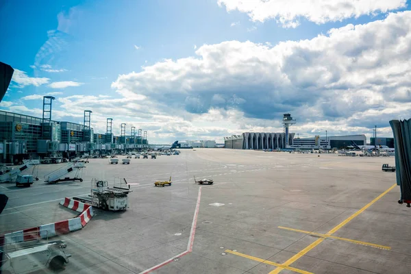 Uluslararası havaalanının zaman gösterimi — Stok fotoğraf