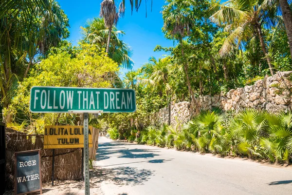 Follow that dream sign by the side of the road. — Stock Photo, Image