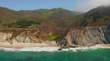 Monterey ilçesindeki Big Sur 'daki California Bixby köprüsünün Arial manzarası