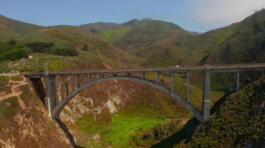 Monterey ilçesindeki Big Sur 'daki California Bixby köprüsünün Arial manzarası
