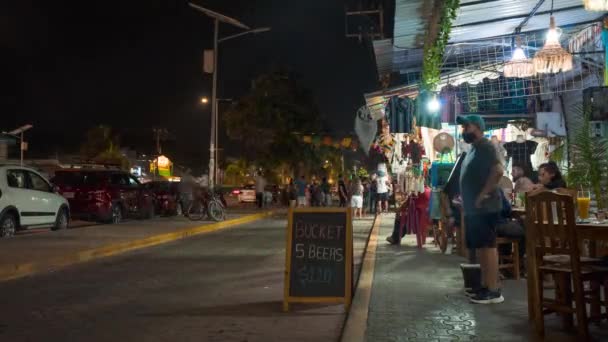 People rushing through the streets of Tulum at night — Stock Video