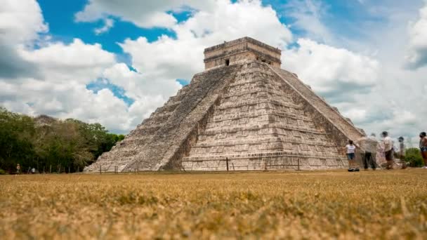 Timelapse vista del Templo de Kukulkan, pirámide en Chichén Itzá, Yucatán — Vídeo de stock