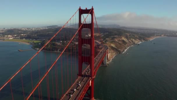 Letecký výhled na most Golden Gate v San Franciscu. Krásné zblízka záběry. — Stock video