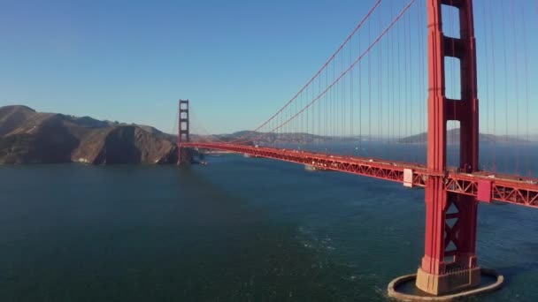 Letecký výhled na most Golden Gate v San Franciscu. Krásné zblízka záběry. — Stock video