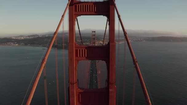 Flygfoto över San Francisco Golden Gate-bron. Vackra närbilder. — Stockvideo