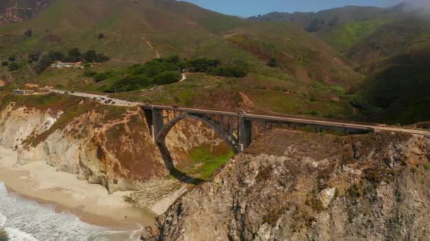 Vista Arial del puente Bixby de California en Big Sur en el Condado de Monterey — Vídeos de Stock