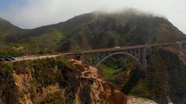 Monterey ilçesindeki Big Sur 'daki California Bixby köprüsünün Arial manzarası