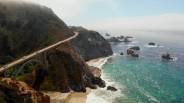Monterey ilçesindeki Big Sur 'daki California Bixby köprüsünün Arial manzarası
