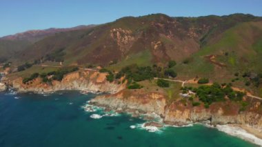 Monterey ilçesindeki Big Sur 'daki California Bixby köprüsünün Arial manzarası
