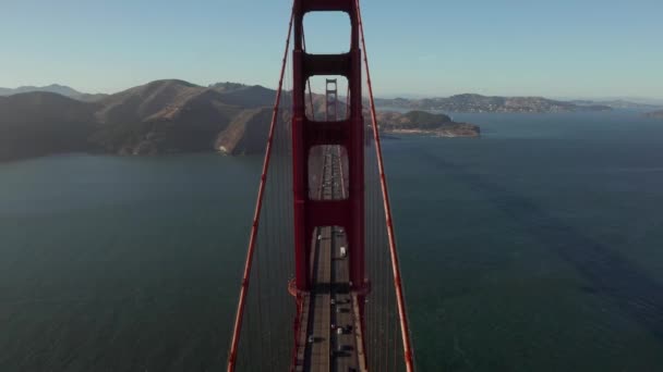 Vista aérea da ponte Golden Gate de São Francisco. Belos close-up tiros. — Vídeo de Stock