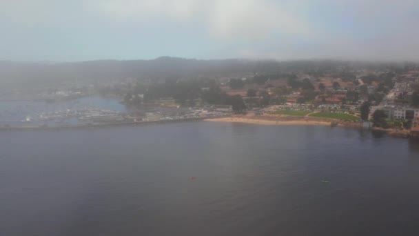 Uitzicht vanuit de lucht op het Monterey Bay Aquarium, Pacific Grove — Stockvideo