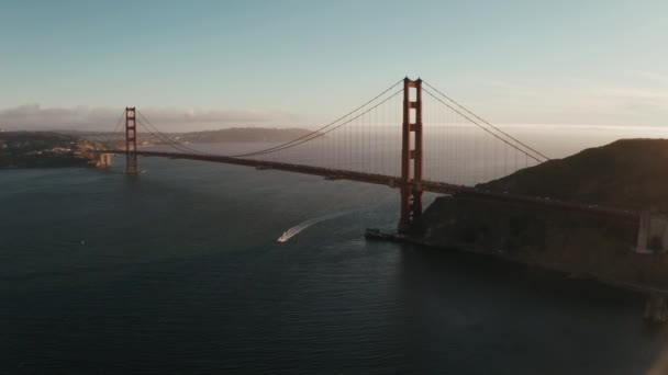 Vista aérea da ponte Golden Gate de São Francisco. Belos close-up tiros. — Vídeo de Stock