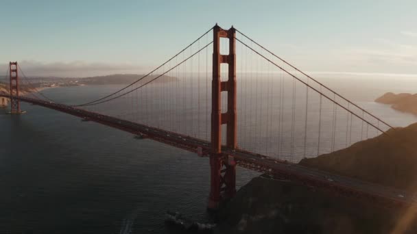 Letecký výhled na most Golden Gate v San Franciscu. Krásné zblízka záběry. — Stock video