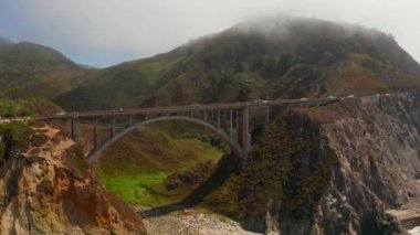 Monterey ilçesindeki Big Sur 'daki California Bixby köprüsünün Arial manzarası