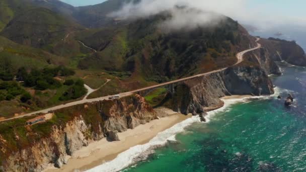 Arial zicht op de California Bixby brug in Big Sur in de Monterey County — Stockvideo
