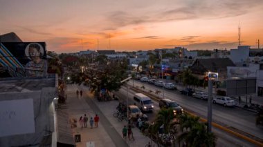 İnsanlar geceleri Tulum sokaklarında koşuşturuyor.