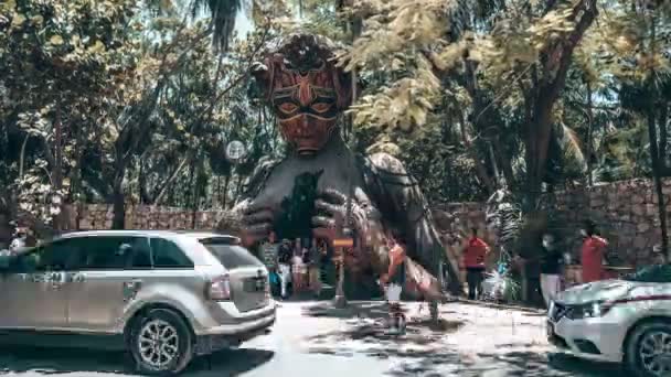 Time lapse of a beautiful towering wooden sculpture — Stock Video