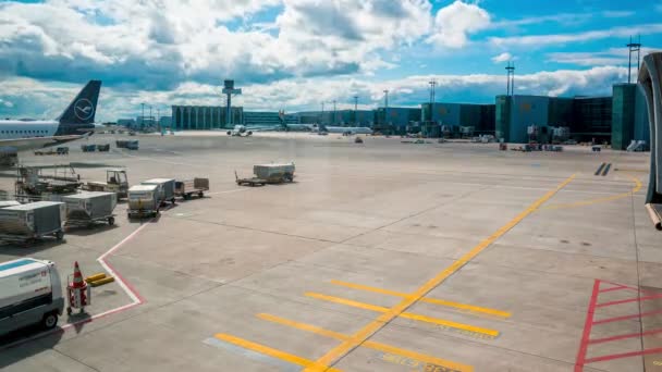 Zeitraffer-Ansicht des internationalen Flughafens — Stockvideo