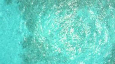 Karayipler 'in deniz yüzeyi yaz dalgaları arka planı. Egzotik su manzarası.