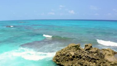 Karayipler 'in deniz yüzeyi yaz dalgaları arka planı. Egzotik su manzarası.